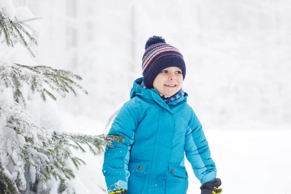 Pequeño niño divirtiéndose con nieve al aire libre en la hermosa wi —  Fotos de Stock