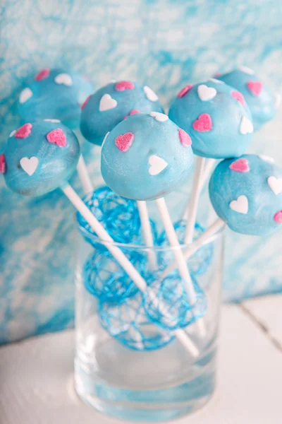 Bolo de casamento aparece em branco e azul macio . — Fotografia de Stock