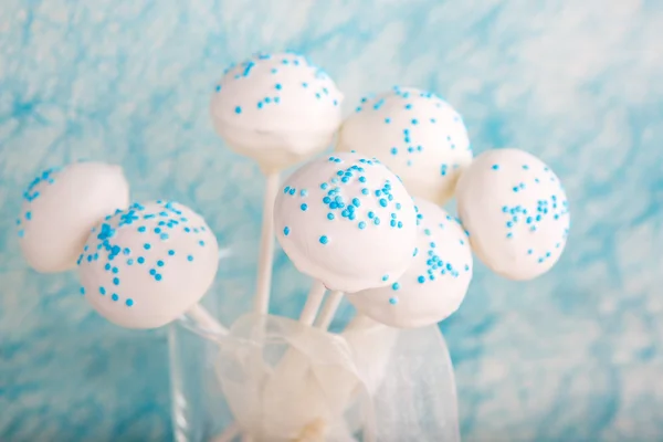 Svatební dort pops v bílé a měkké modré. — Stock fotografie