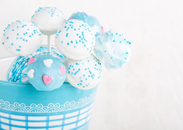 Gâteau de mariage apparaît en blanc et bleu doux . — Photo