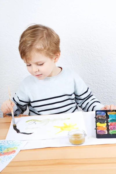 Bonito menino de dois anos se divertindo pintura — Fotografia de Stock