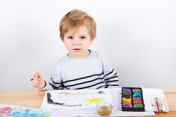Schattige kleine jongen van twee jaar met plezier schilderij — Stockfoto