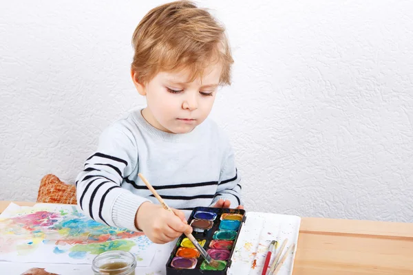 Netter kleiner Junge von zwei Jahren hat Spaß beim Malen — Stockfoto