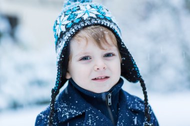 yürümeye başlayan çocuk kar açık havada güzel wi ile eğleniyor