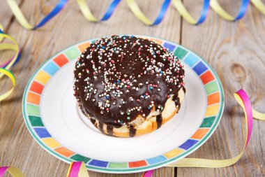 Karnaval dekorasyonu ile çikolata ve Hindistan cevizi çörek.