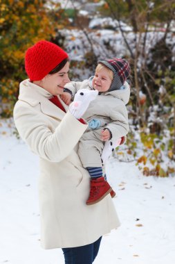 kar kış gününde eğleniyor anne ve yürümeye başlayan çocuk