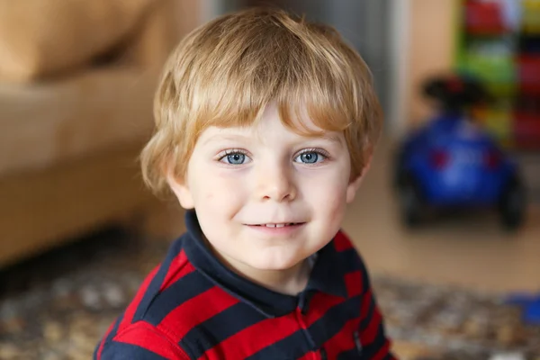 Entzückender kleiner Junge mit blauen Augen und blonden Haaren — Stockfoto