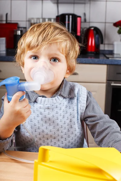 Niño adorable haciendo inhalación con nebulizador — Foto de Stock
