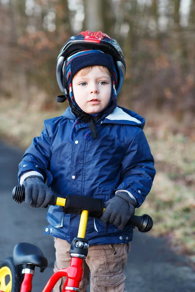 2 anos de idade criança montando em sua primeira bicicleta — Fotografia de Stock