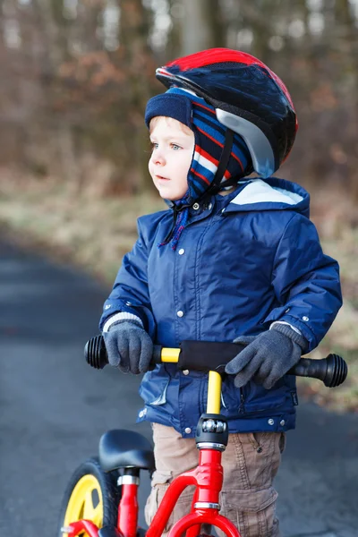 Niño de 2 años montado en su primera bicicleta —  Fotos de Stock