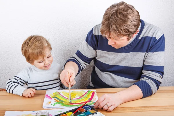 Otec a malého chlapce ze dvou let baví malování — Stock fotografie