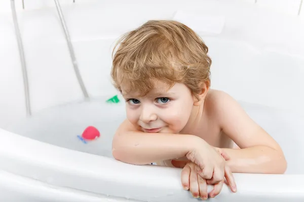 Adorable niño divirtiéndose en la bañera —  Fotos de Stock