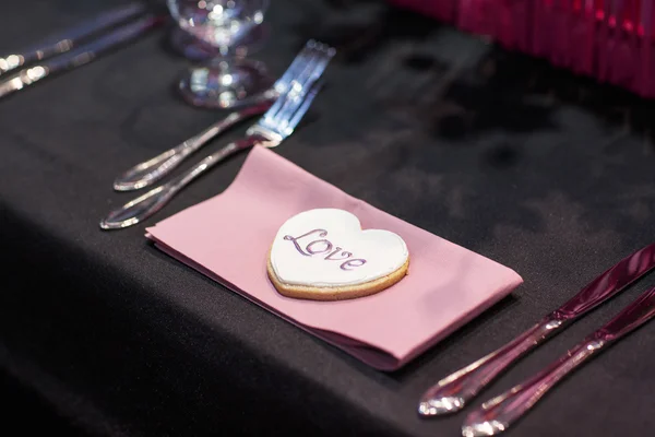 Eleganter Tisch in rosa für Hochzeits- oder Eventparty. — Stockfoto