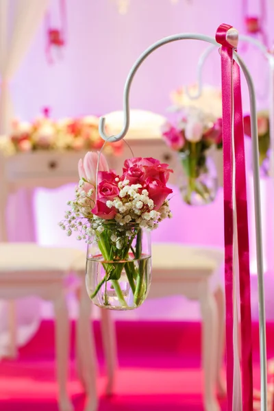 Όμορφο λουλούδι ρύθμιση σε λευκό και ροζ για γάμο ή ev — Φωτογραφία Αρχείου