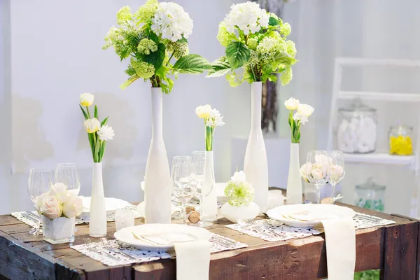 Mesa elegante definida em creme macio para festa de casamento ou evento . — Fotografia de Stock