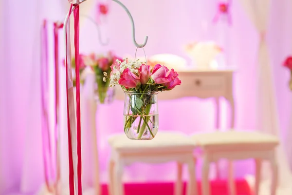 Krásné květinové aranžmá v bílé a růžové svatební nebo ev — Stock fotografie