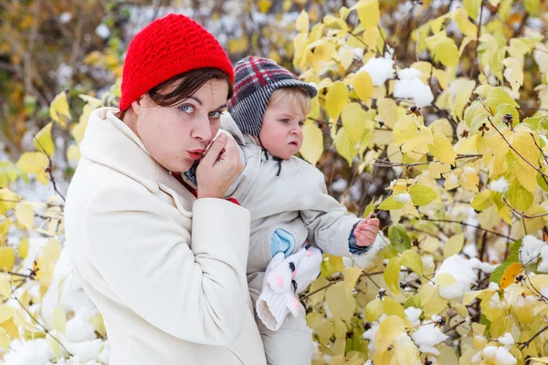Madre e bambino ragazzo divertirsi con la neve nella giornata invernale — Foto Stock
