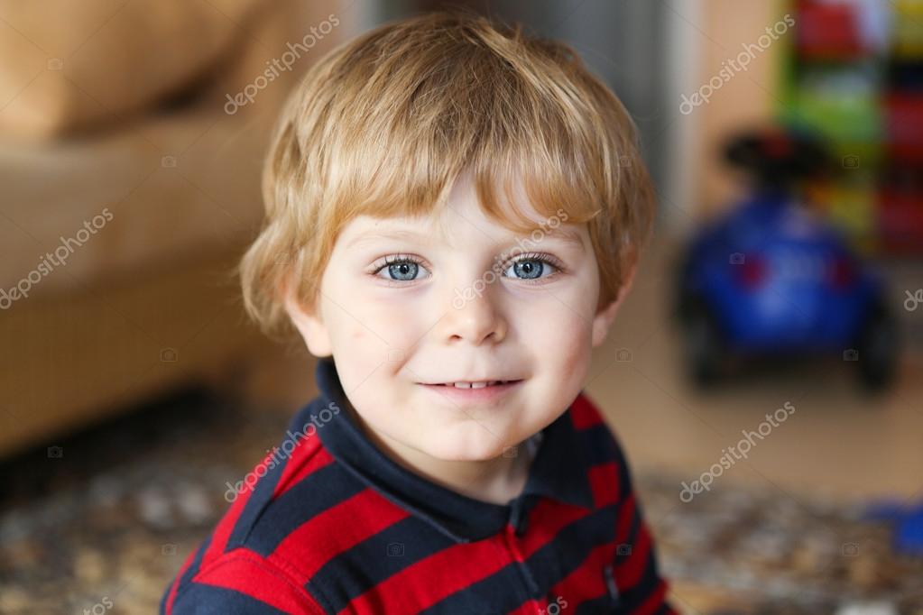Adorabile piccolo bambino ragazzo con gli occhi azzurri e capelli