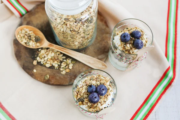 Healthy food: Homemade fresh yogurt with blueberries and muesli — Stock Photo, Image