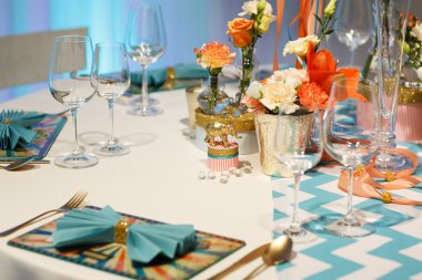 Düğün veya olay parti için yumuşak krem zarif sofrayı.