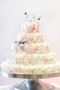 Beyaz, krem ve pembe lezzetli düğün pastası