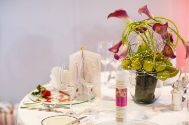 Düğün veya olay parti için yumuşak krem zarif sofrayı.