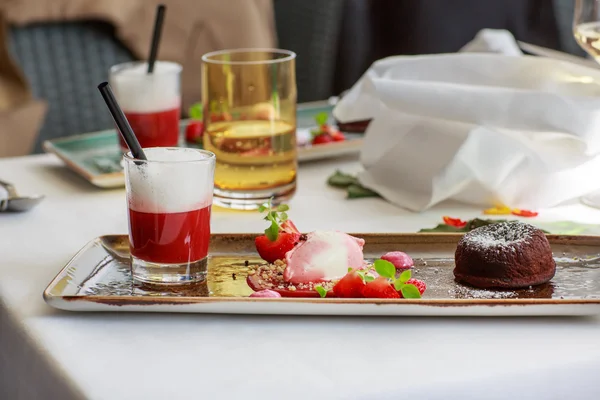 Trojitá dezert s čokoládou a jahody na svatební stůl se — Stock fotografie