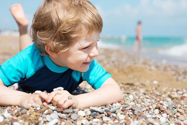 Portrait of blond toddler boy on the beach in summer. — Stock Photo, Image