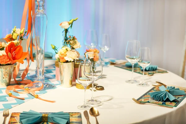 Mesa elegante definida em creme macio para festa de casamento ou evento . — Fotografia de Stock