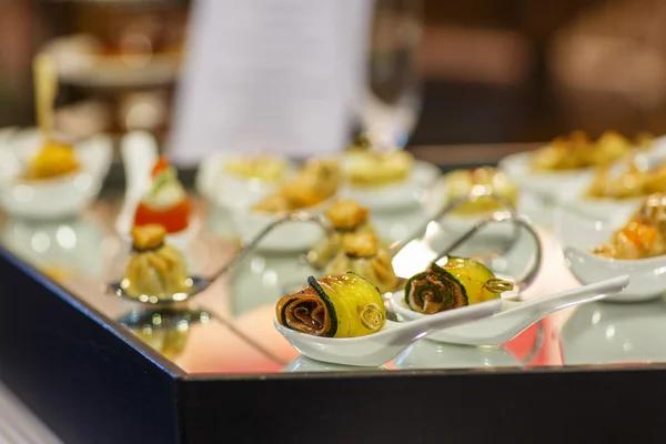 Diferentes lanches saborosos na mesa de banquete de luxo — Fotografia de Stock