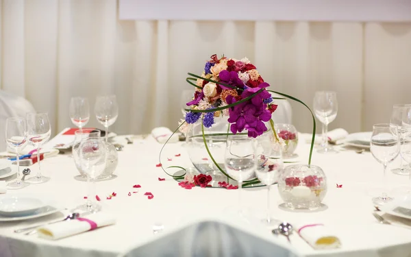 Elegant table set in soft creme for wedding or event party. — Stock Photo, Image