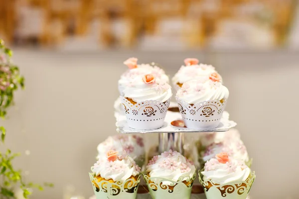 Hochzeitstorte und Cupcakes auf Veranstaltung oder Empfangsfeier. — Stockfoto