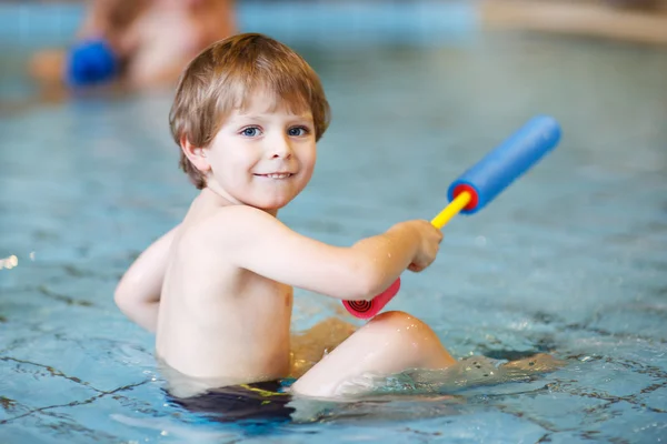 Attività in piscina, nuoto da bambino, divertirsi e pla — Foto Stock