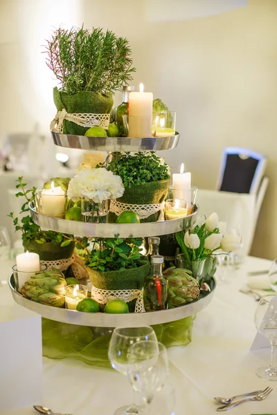 Hermoso conjunto de mesa para boda verde o fiesta de eventos, en el interior , — Foto de Stock