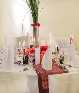 zarif masa yumuşak kırmızı ve pi düğün veya olay parti için ayarla