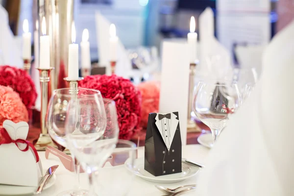 Conjunto de mesa elegante para festa de casamento ou evento em vermelho macio e pi — Fotografia de Stock