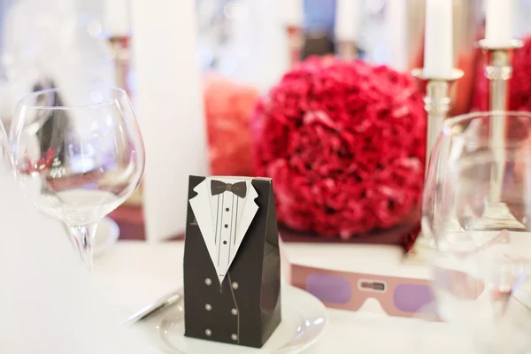 Conjunto de mesa elegante para festa de casamento ou evento em vermelho macio e pi — Fotografia de Stock