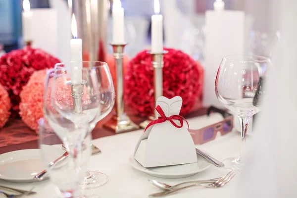 Elegante juego de mesa para boda o evento en rojo suave y pi — Foto de Stock