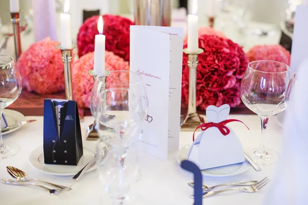 Conjunto de mesa elegante para festa de casamento ou evento em vermelho macio e pi — Fotografia de Stock