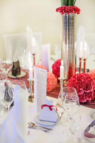 Elegante juego de mesa para boda o evento en rojo suave y pi —  Fotos de Stock