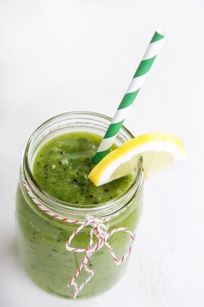 Färska ekologiska gröna smoothie med äpple, gurka, sallad, pineap — Stockfoto