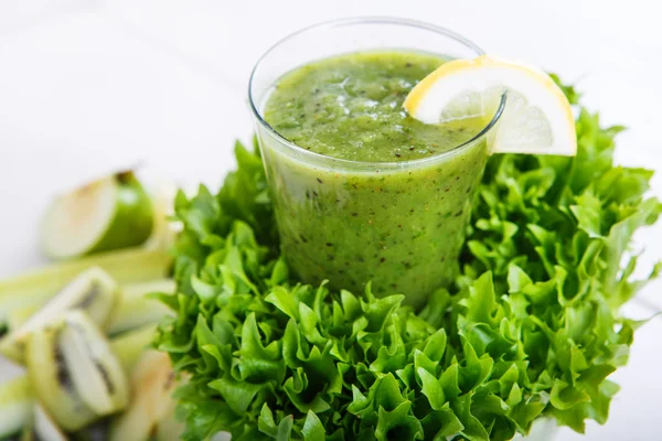 Verse biologische groene smoothie met salade, apple, komkommer, pineap — Stockfoto