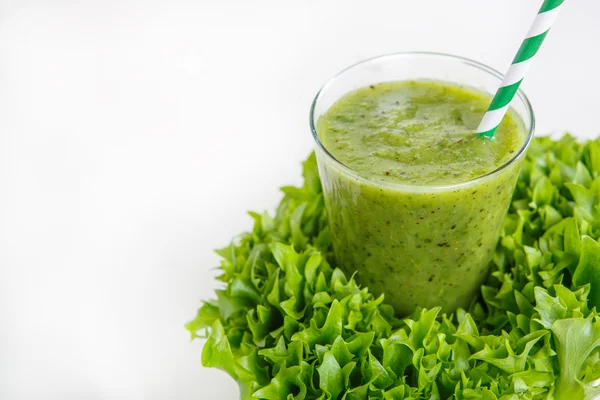 Fresh organic green smoothie with salad, apple, cucumber, pineap — Stock Photo, Image