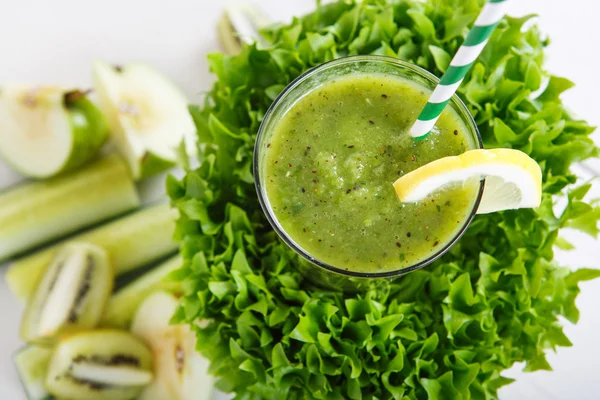 Elma, salatalık salatası, pineap ile taze organik yeşil smoothie — Stok fotoğraf