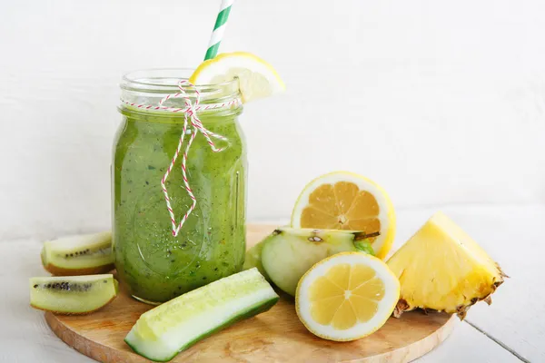 Frischer grüner Bio-Smoothie mit Salat, Apfel, Gurke, Ananas Stockfoto