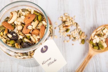 farklı fındık ve yulaf ile ev yapımı granola