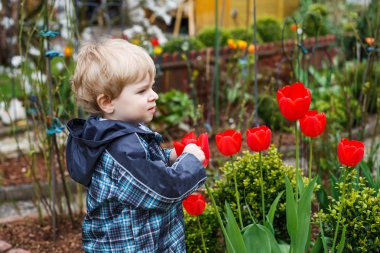 çok güzel yürümeye başlayan çocuk pencereden dışarı bakıyor
