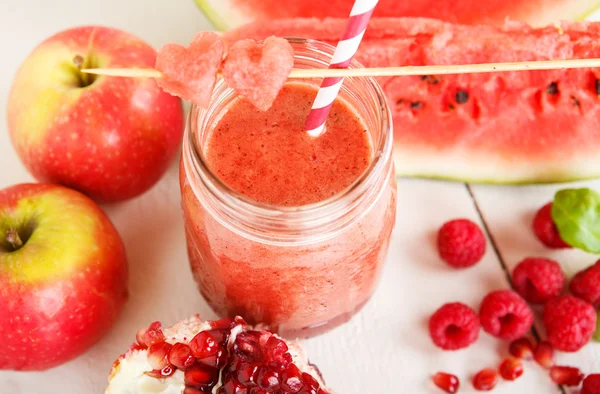 Batido rojo orgánico fresco con manzana, sandía, granada , — Foto de Stock