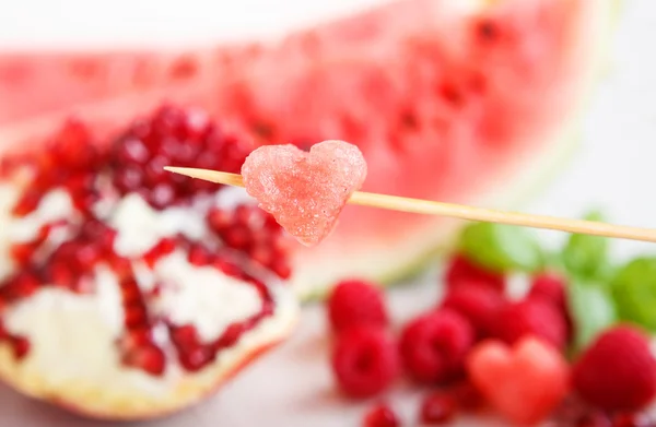 Frische biologische Früchte und Beeren: Rapsberyj, Wassermelone, Granatapfel — Stockfoto