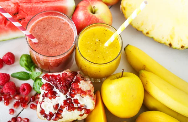 Frischer roter und gelber Bio-Smoothie mit Apfel, Wassermelone, Po — Stockfoto
